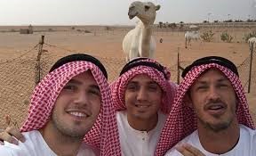 صور .. لاعب الهلال البرازيلي “ليو” يرتدي الزي السعودي في رحلة برية بالرياض