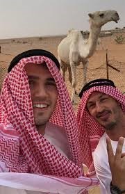 صور .. لاعب الهلال البرازيلي “ليو” يرتدي الزي السعودي في رحلة برية بالرياض