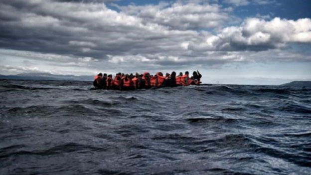 مصور تغطية نقل اللاجئين إلى لسبوس يفوز بجائزة فيزا دور