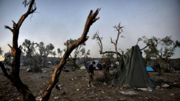 مصور تغطية نقل اللاجئين إلى لسبوس يفوز بجائزة فيزا دور