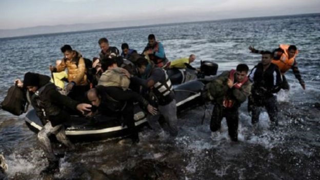 مصور تغطية نقل اللاجئين إلى لسبوس يفوز بجائزة فيزا دور