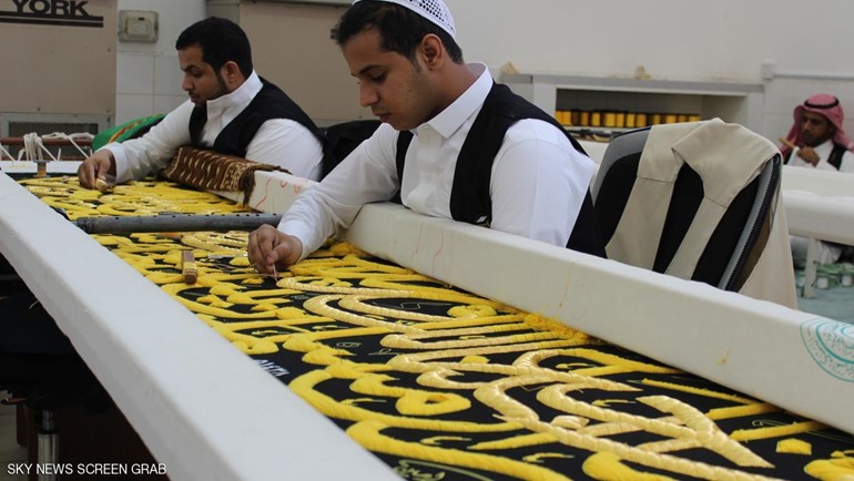 كسوة الكعبة.. حريرها من إيطاليا وذهبها من ألمانيا