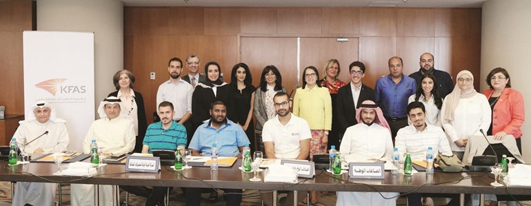 ممثلو الشركات واعضاء من مؤسسة الكويت للتقدم العلمي خلال حضورهم العرض المرئي﻿