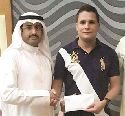 الحسيني يكرم مراد لعطائه مع الفريق ﻿