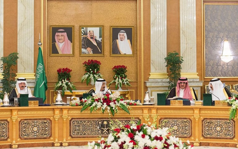 خادم الحرمين الشريفين الملك سلمان بن عبدالعزيز مترئسا جلسة مجلس الوزراء امسواس 