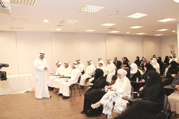 د مطر المطيري خلال حديثه الى الموظفين المشاركين في الدورة﻿