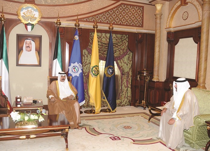 سمو ولي العهد الشيخ نواف الاحمد خلال استقباله رئيس جهاز الامن الوطني الشيخ ثامر العلي