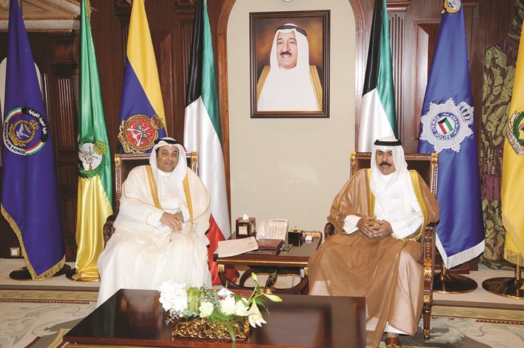 سمو ولي العهد الشيخ نواف الاحمد خلال استقباله وزير العدل ووزير الاوقاف والشؤون الاسلامية يعقوب الصانع