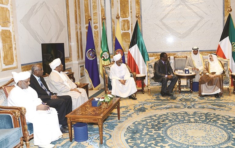 صاحب السمو الامير الشيخ صباح الاحمد لدى استقباله وزير الصحة السوداني بحر ادريس ابو قردة والوفد المرافق له 
