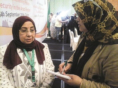 دسعاد عبدالوهاب متحدثة الى الزميلة هناء السيد﻿