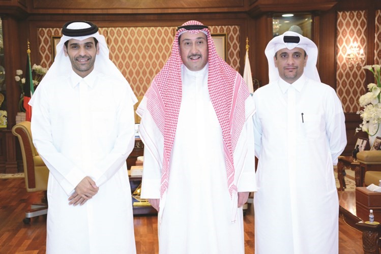 الشيخ فيصل الحمود مستقبلا الشيخ محمد بن عبدالله ال ثاني ود حمد يحيى النعيمي