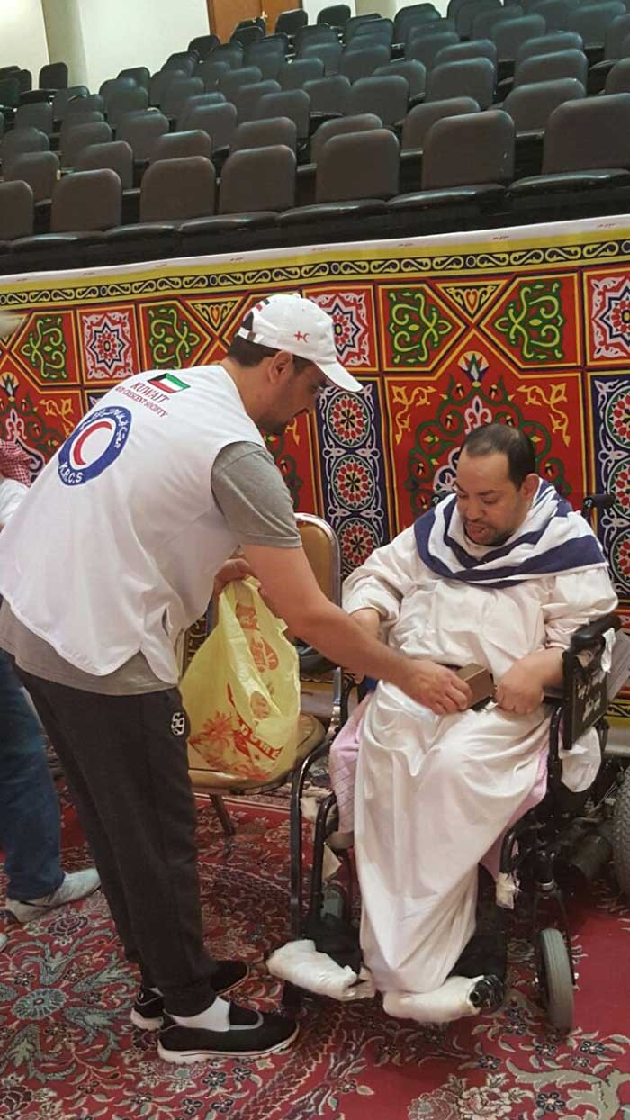 2جانب من توزيع المساعدات الانسانية