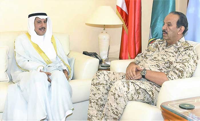 المشير الركن الشيخ خليفة بن احمد ال خليفة اثناء استقباله عميد السلك الديبلوماسي السفير الشيخ عزام الصباح