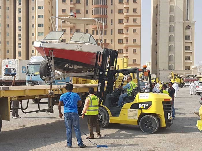 رفع 54 سيارة مهملة في بنيد القار وبقالتين في «جابر الأحمد» 