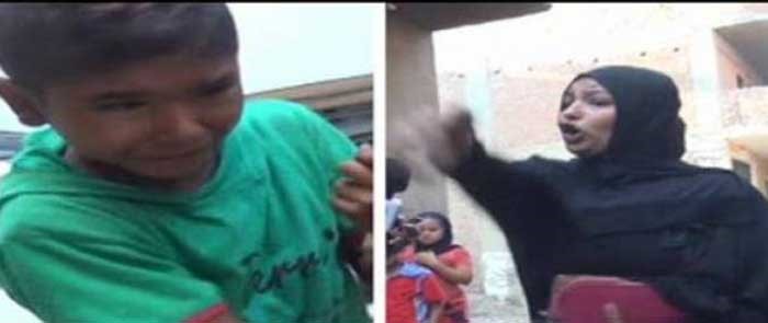 فيديو مروع..  لأم تحاول خنق طفلها وتقول للمذيعة :  " مش عايزاه ربيه انتي"