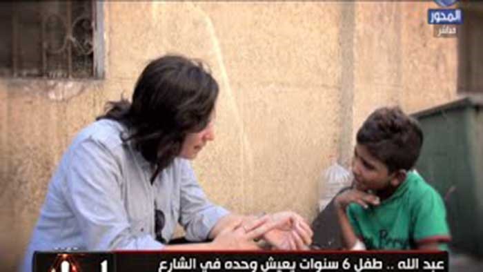 فيديو مروع..  لأم تحاول خنق طفلها وتقول للمذيعة :  " مش عايزاه ربيه انتي"