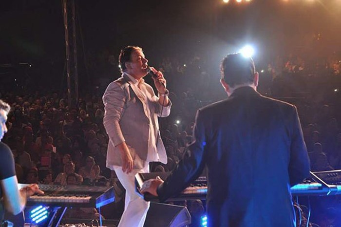 بالفيديو ..مطرب مصري شهير يختم حفله الغنائي بتلاوة سورة قرانية ويثير الجدل 