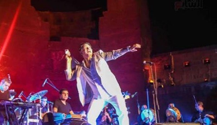 بالفيديو ..مطرب مصري شهير يختم حفله الغنائي بتلاوة سورة قرانية ويثير الجدل 