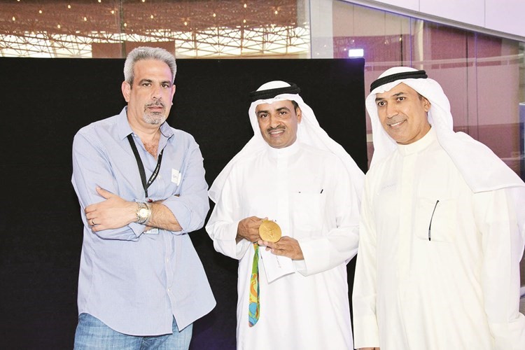 البطل فهيد الديحاني مع كامل العوضي 