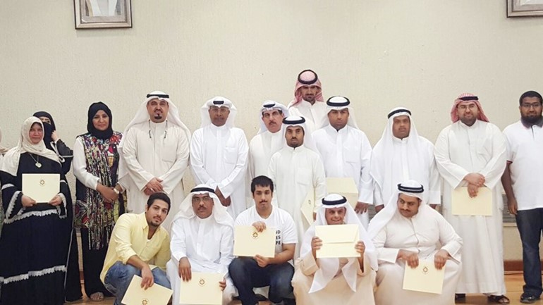 ماجد الصالح مع المشاركين في الورش التدريبية﻿
