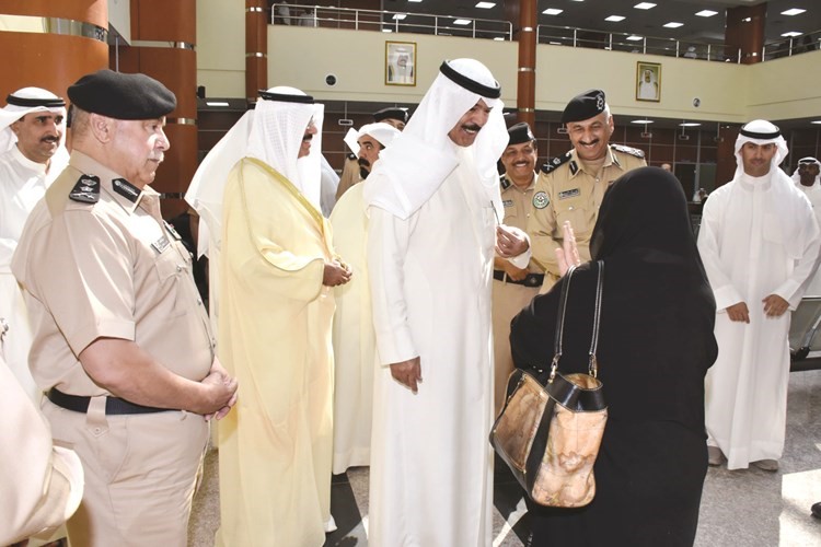 نائب رئيس مجلس الوزراء ووزير الداخلية الشيخ محمد الخالد مستمعا الى ملاحظات حول الاجراءات المتبعة في المرور﻿