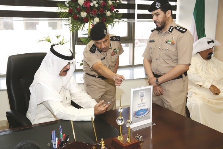 الشيخ محمد الخالد يستمع الى شرح من اللواء الشيخ مازن الجراح حول الية جديدة لتبسيط الاجراءات﻿