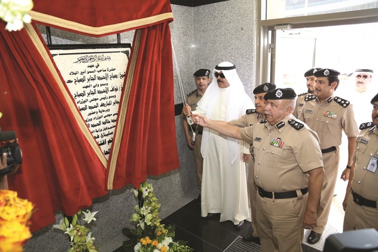 الشيخ محمد الخالد والفريق سليمان الفهد يزيحان الستار عن لوحة مبنى شؤون اقامة مبارك الكبير﻿