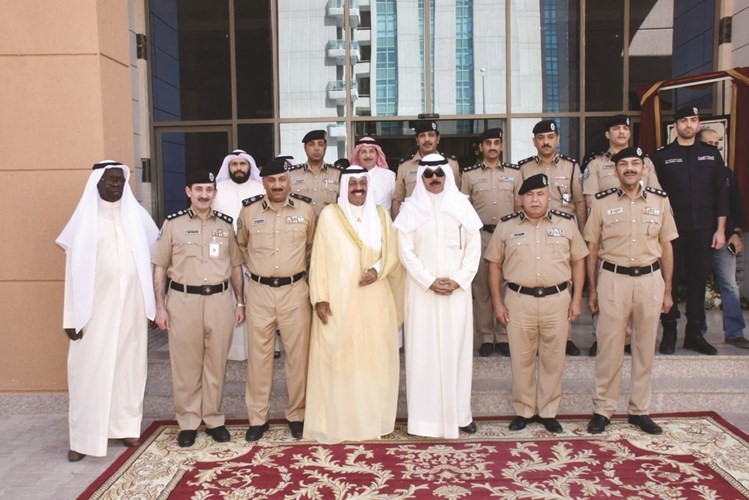 الشيخ محمد الخالد متوسطا الفريق الشيخ احمد النواف واللواء فهد الشويع والفريق سليمان الفهد وقيادات مرور حولي امام المبنى الجديد﻿