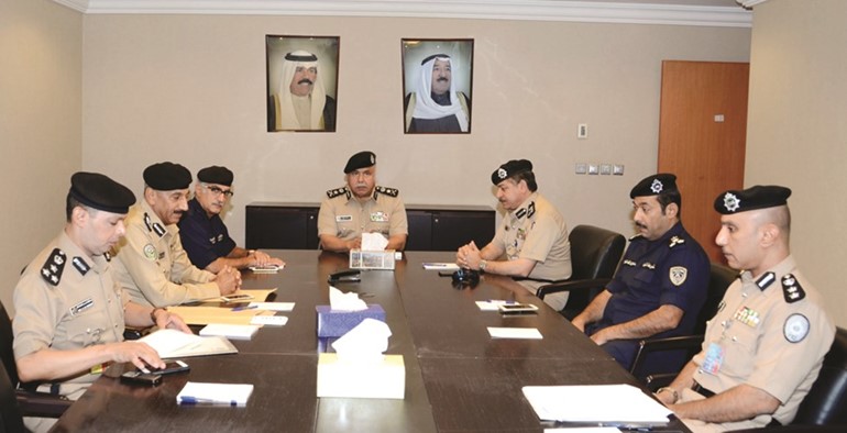 الفريق سليمان الفهد مترئسا الاجتماع ويبدو الالوية جمال الصايغ وابراهيم الطراح وفهد الشويع والعميد الحشاش والعميد عبدالعزيز الهاجري والعقيد عبدالله العتيقي﻿