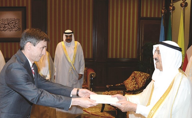 صاحب السمو الامير الشيخ صباح الاحمد يتسلم اوراق اعتماد سفير النمسا