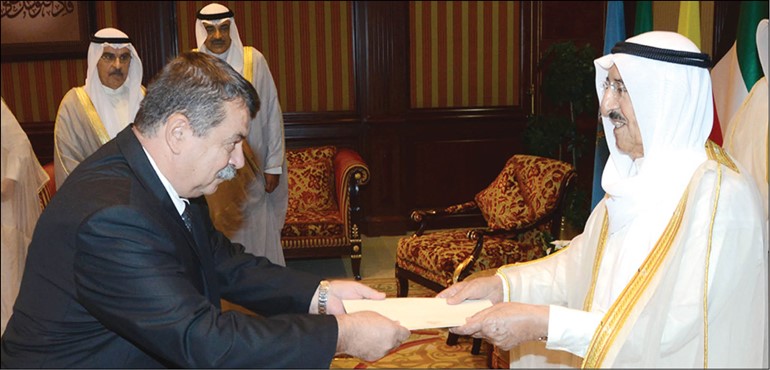 صاحب السمو الامير الشيخ صباح الاحمد يتلقى اوراق اعتماد سفير بلغاريا بوريس جينادييف بوريسوف ويبدو الشيخ صباح الخالد