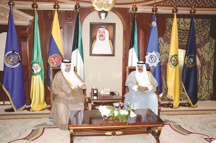 سمو ولي العهد الشيخ نواف الاحمد خلال لقائه وزير الاسكان ياسر ابل﻿