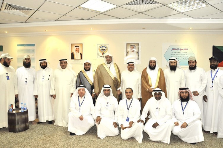 خليف الاذينة ودحسن بخاري يتوسطان الحضور خلال اللقاء