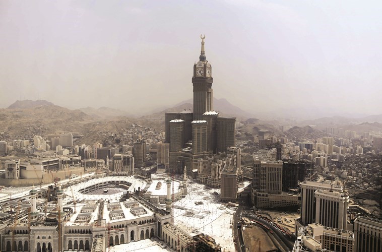 صورة من الجو للمسجد الحرام وبرج الساعة في مكة المكرمةافپ 