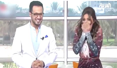 بالفيديو.. موقف محرج لمذيعة العربية لحظة بدء برنامجها على الهواء