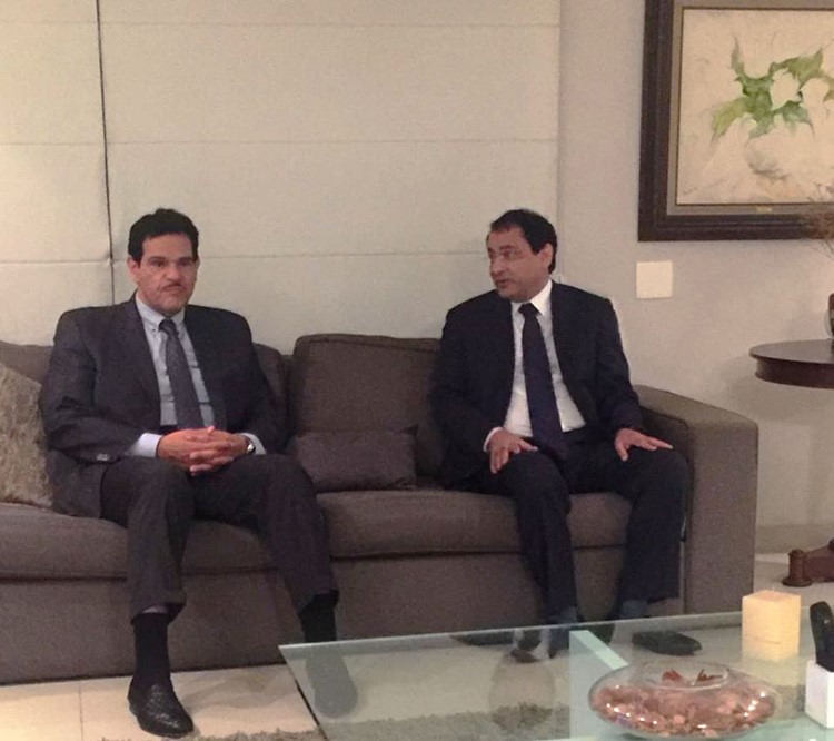 وزير الاعلام الشيخ سلمان الحمود لدى وصوله مطار ريو دي جنيرو وفي استقباله سفير الكويت لدى البرازيل عيادة السعيدي