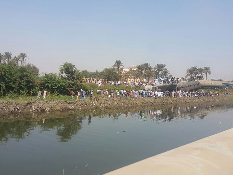 جانب من حادث القطار نقلا عن اليوم السابع