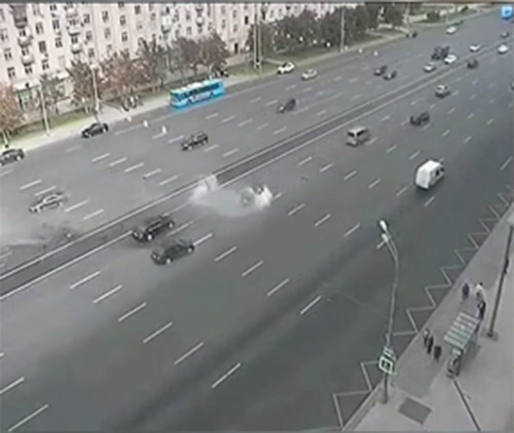 بالفيديو.. لحظة تحطم سيارة الرئيس الروسي في حادث مروّع ومصرع سائقه 