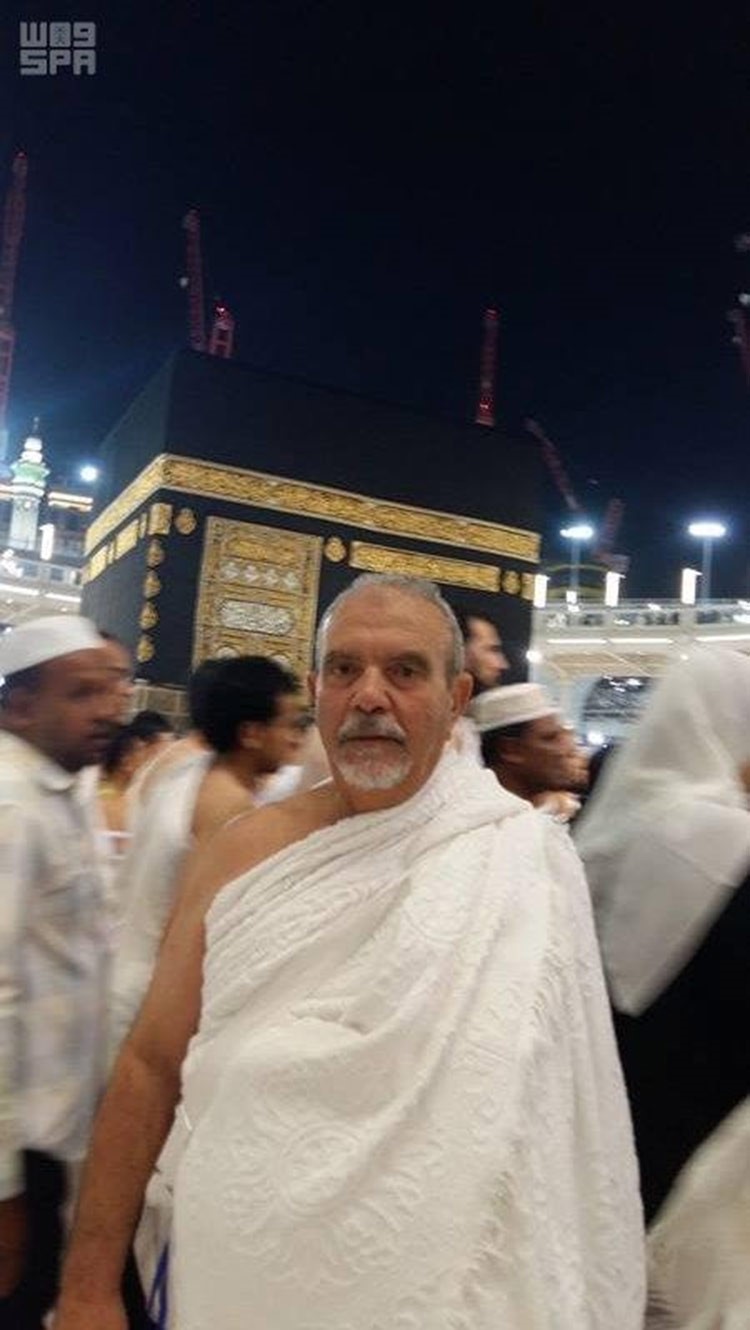 صورتان لحاج تونسي في مكة يفصل بينهما 43 عامًا تحكيان كيف كان الحج وكيف أصبح؟