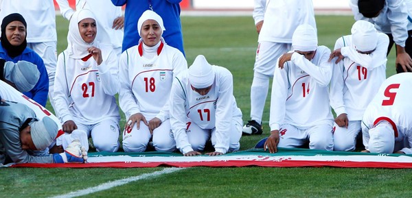 لاعب منتخب إيران للسيدات تنكشف ذكورته بعد "ثمله"