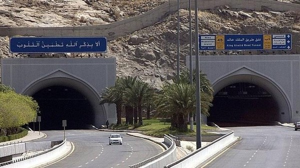 بالصور.. أهل مكة أدرى "بأنفاقها"