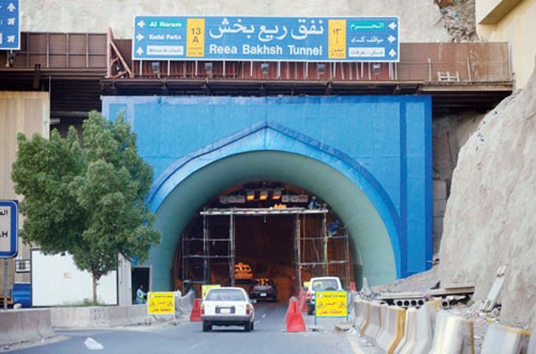 بالصور.. أهل مكة أدرى "بأنفاقها"