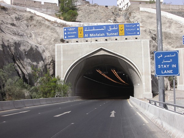 بالصور.. أهل مكة أدرى "بأنفاقها"