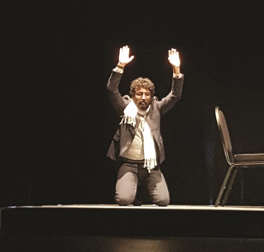 مشهد من مسرحية ثلاثة اثنان