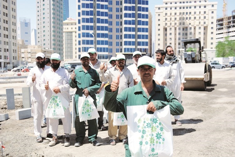 العمال فرحون بالهدايا التي قدمت لهم 