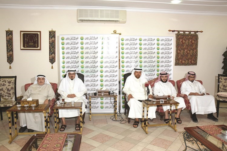 دعبدالله الشريكة ود عبدالهادي الصالح وعدد من الحضور انور الكندري