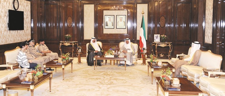 سمو الشيخ جابر المبارك مستقبلا الشيخ محمد الخالد والفريق سليمان الفهد واللواء اسعد عبدالرحمن الرويح وفارعة اسد عمادي