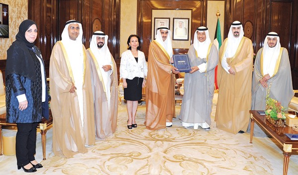 سمو الشيخ جابر المبارك مستقبلا ديوسف العلي والشيخ دمشعل جابر الاحمد واعضاء مجلس ادارة هيئة تشجيع الاستثمار المباشر