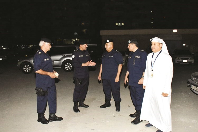 الفريق الفهد يراجع خطة الحملة مع قيادات الامن ﻿