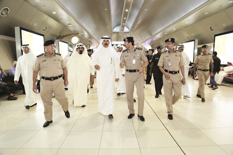 الشيخ محمد الخالد والفريق سليمان الفهد والشيخ احمد الخليفة﻿﻿والعميدان وليد الصالح وعادل الحشاش خلال جولة بالمطار ﻿